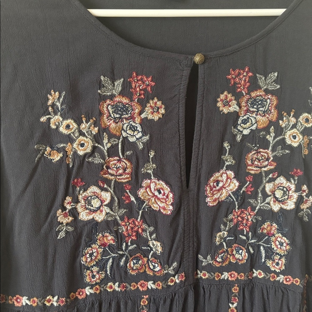 American Eagle Outfitters Navy blue Floral Blouse. Bell sleeves
Size M - Picture 3 of 7